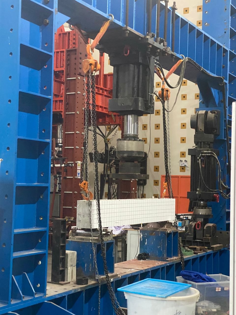 Large-scale structural testing setup for specimen evaluation